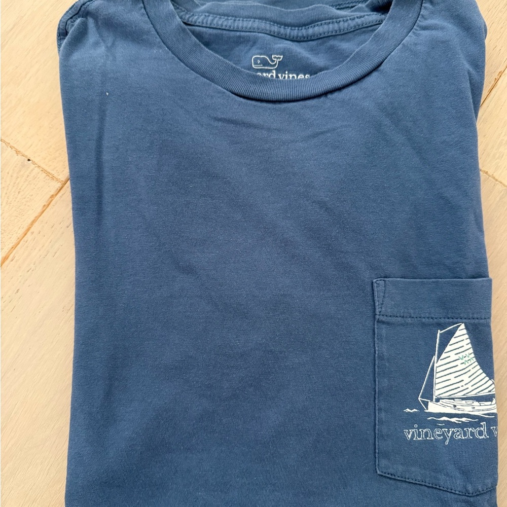 Vineyard Vines Men’s Navy Short-Sleeve Pocket Tee with Sailboat Print